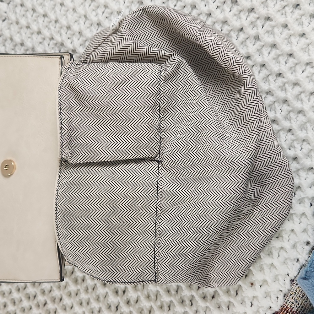 Jen & Co Flap over snap closure, inside zipper pocket, and two slips pockets, ad - Picture 10 of 10